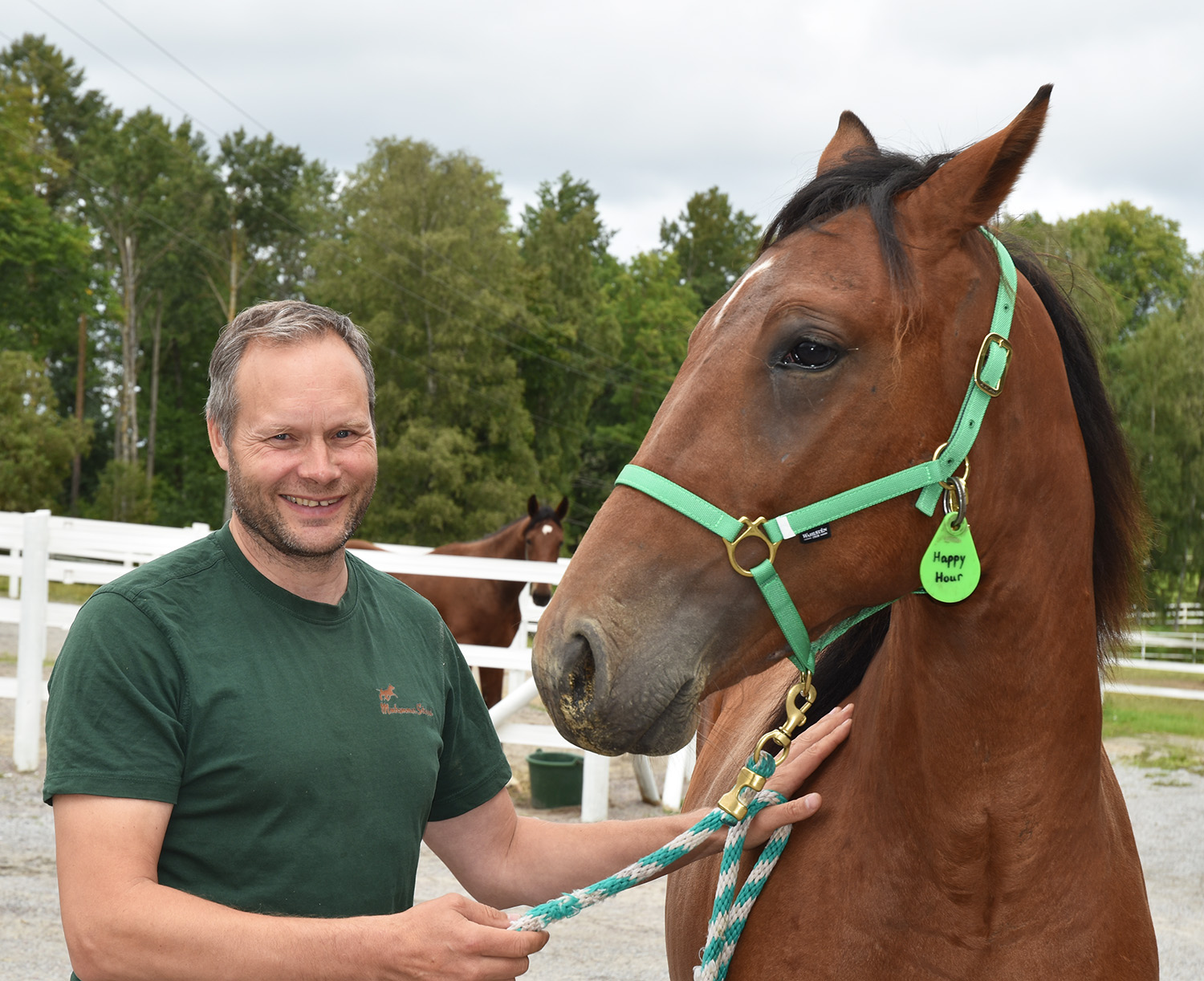 En glad Pasi tillsammans med en något skeptisk Happy Hour. Foto: A.Lindblom